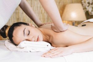 massage-concept-with-stones-on-womans-back_23-2147821107-naturais