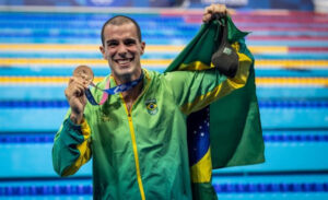 Bruno Fratus, Bronze nos 50m dos Jogos Olímpicos de Tóquio, enfrenta novos desafios em sua carreira e recorre à Eletroacupuntura para lidar com suas lesões.